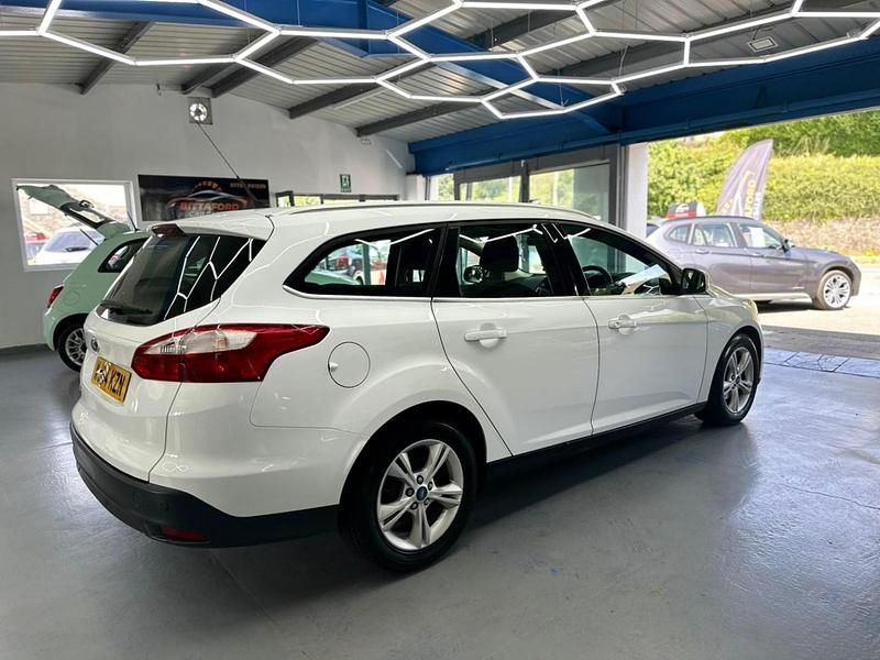 Used Ford Focus Zetec 2014 White Estate