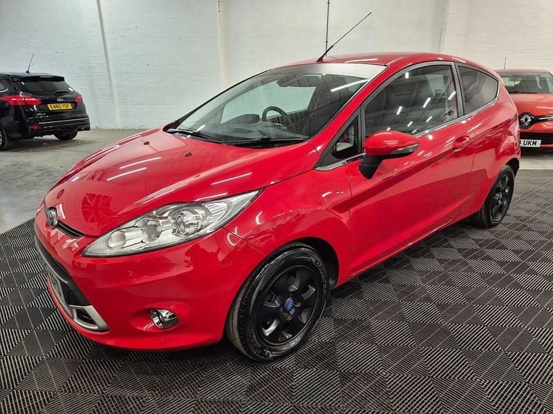 Used Ford Fiesta Zetec 95 HP (69 kW) 2012 Red Hatchback