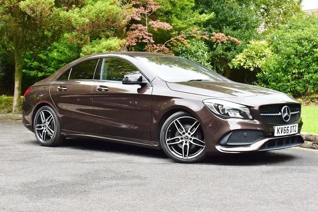 Usado Mercedes CLA180 AMG line 122 HP (89 kW) 2016 Castanho Sedan