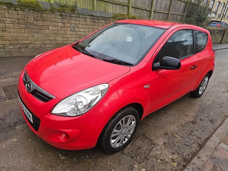 Used Hyundai i20 Classic 77 HP (56 kW) 2009 Red Hatchback