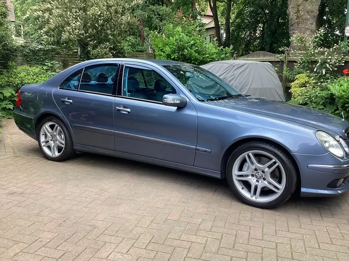 Used Mercedes E500 Avantgarde 306 HP (225 kW) 2004 Blue Sedan