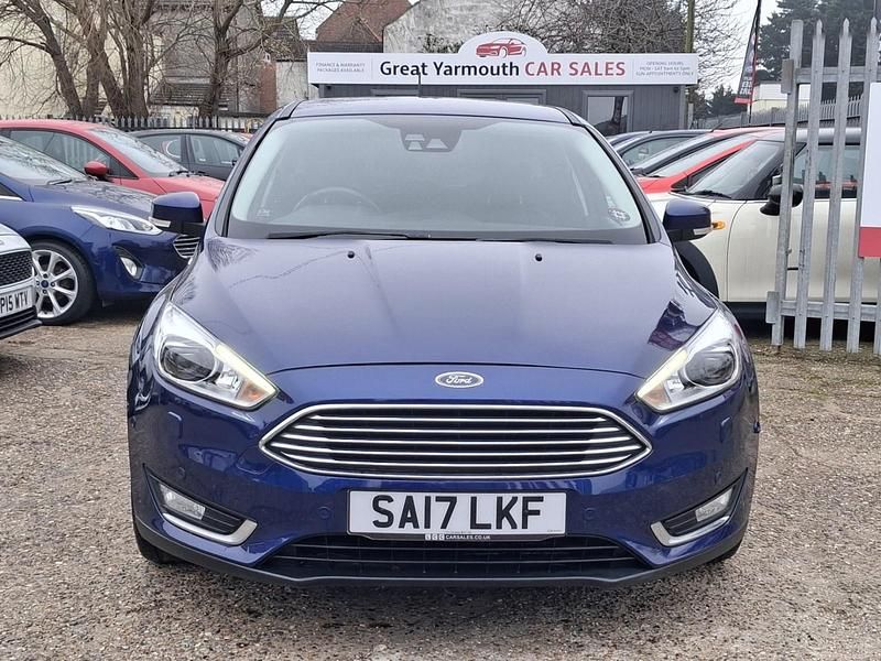 Usado Ford Focus Titanium X 125 HP (91 kW) 2017 Azul Citadino