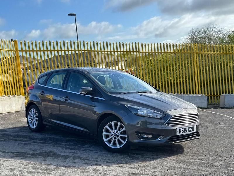 Used Ford Focus Titanium 125 HP (91 kW) 2015 Grey Hatchback