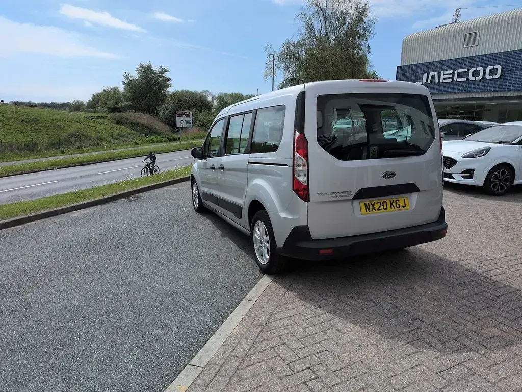 Usado Ford Tourneo Zetec 2020 Prateado Carrinha