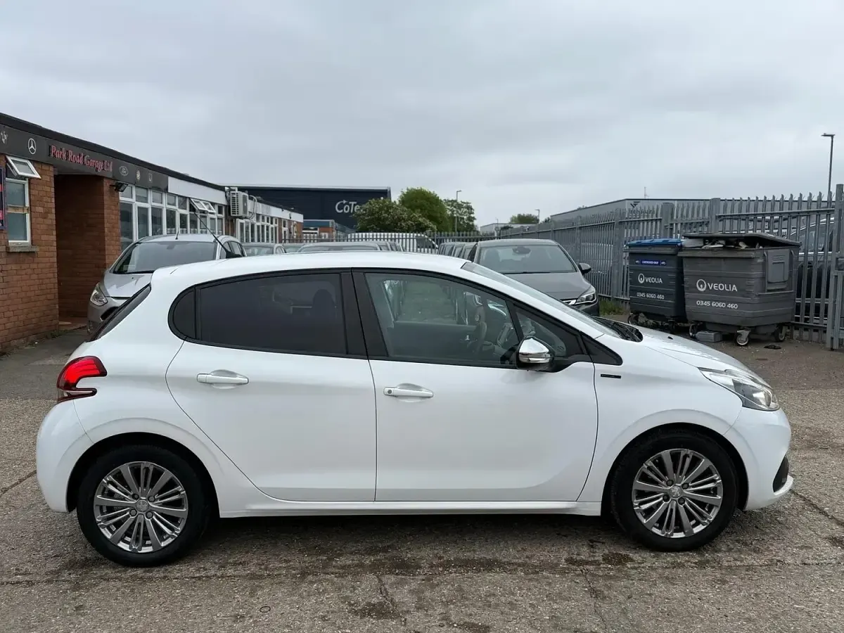 Gebraucht Peugeot 208 Signature Sky 2019 Weiß Kleinwagen