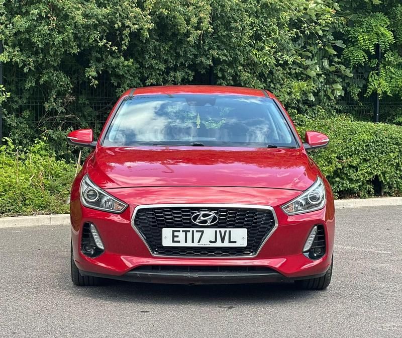 Used Hyundai i30 SE 118 HP (86 kW) 2017 Red Hatchback