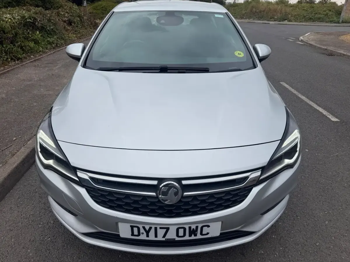 Used Vauxhall Astra SRi 136 HP (100 kW) 2017 Silver Hatchback