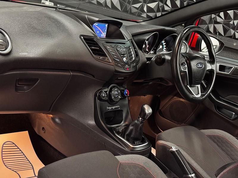 Used Ford Fiesta ST-Line 125 HP (91 kW) 2016 Red Hatchback