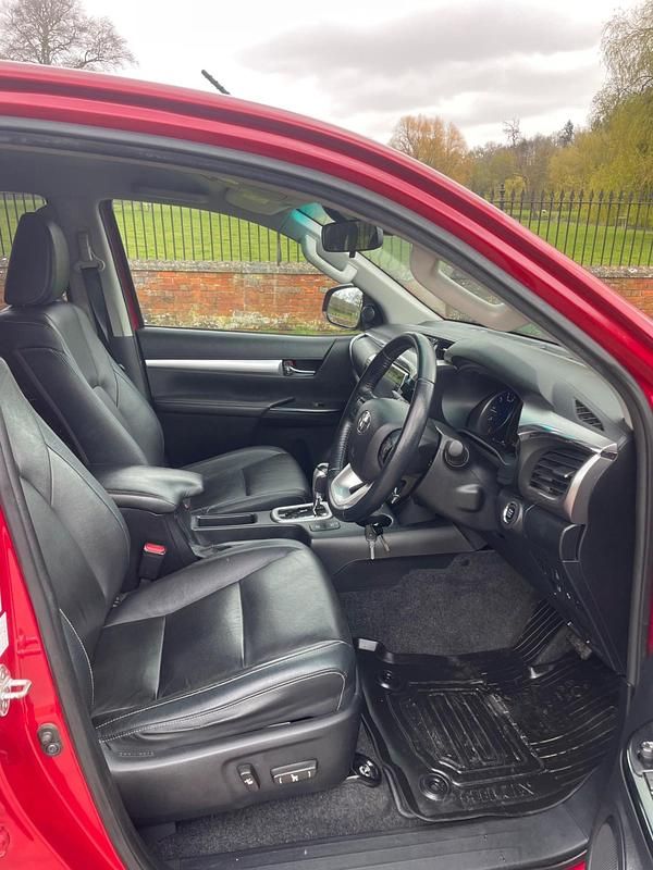 Used Toyota HiLux 150 HP (110 kW) 2018 Red Pickup