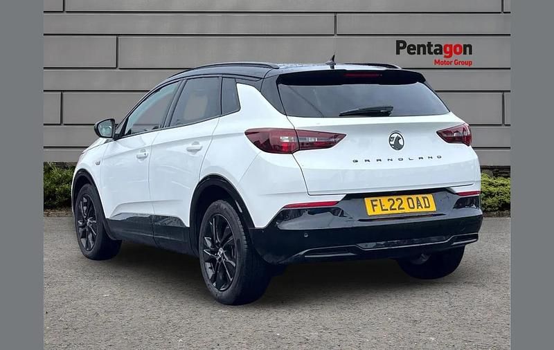 Used Vauxhall Grandland X SRi 128 HP (94 kW) 2022 White SUV