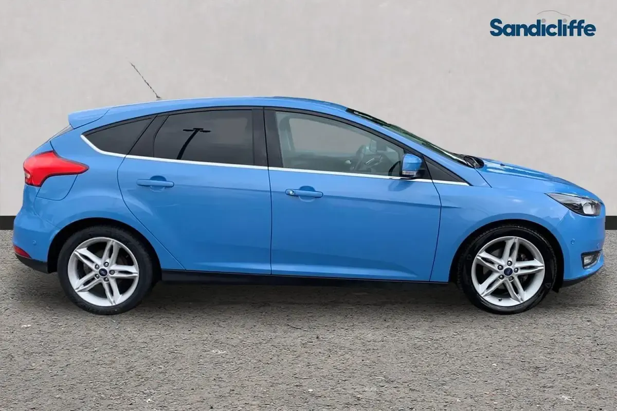 Used Ford Focus Titanium 125 HP (91 kW) 2017 Blue Hatchback