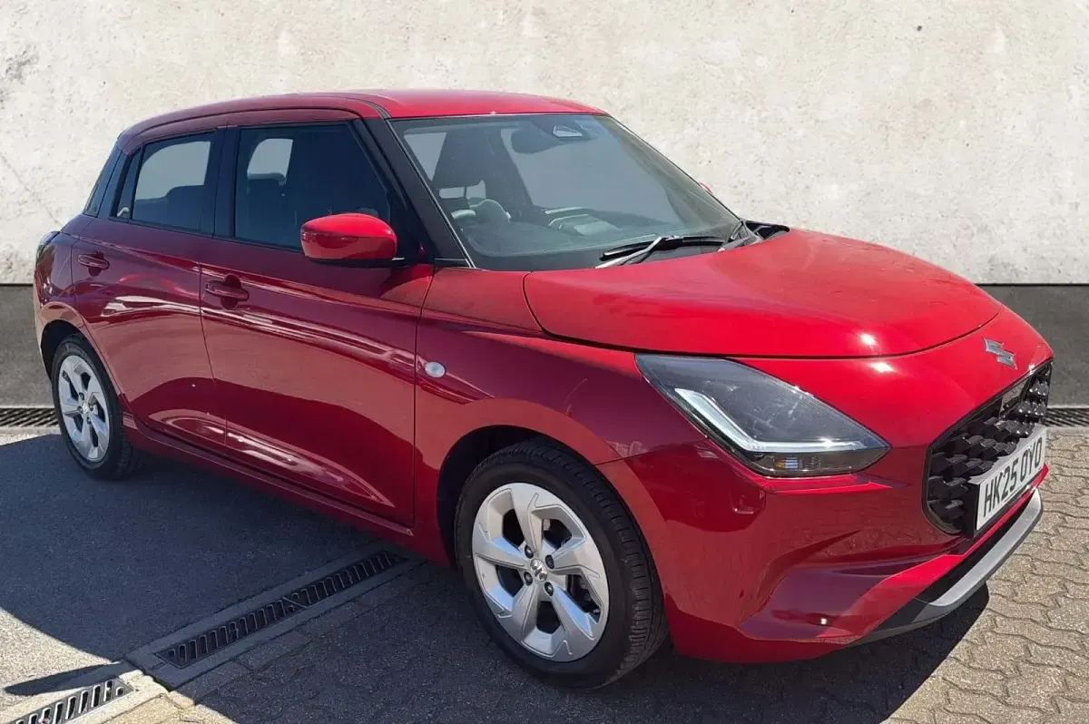 Begagnad Suzuki Swift 82 HK (60 kW) 2025 Röd Halvkombi