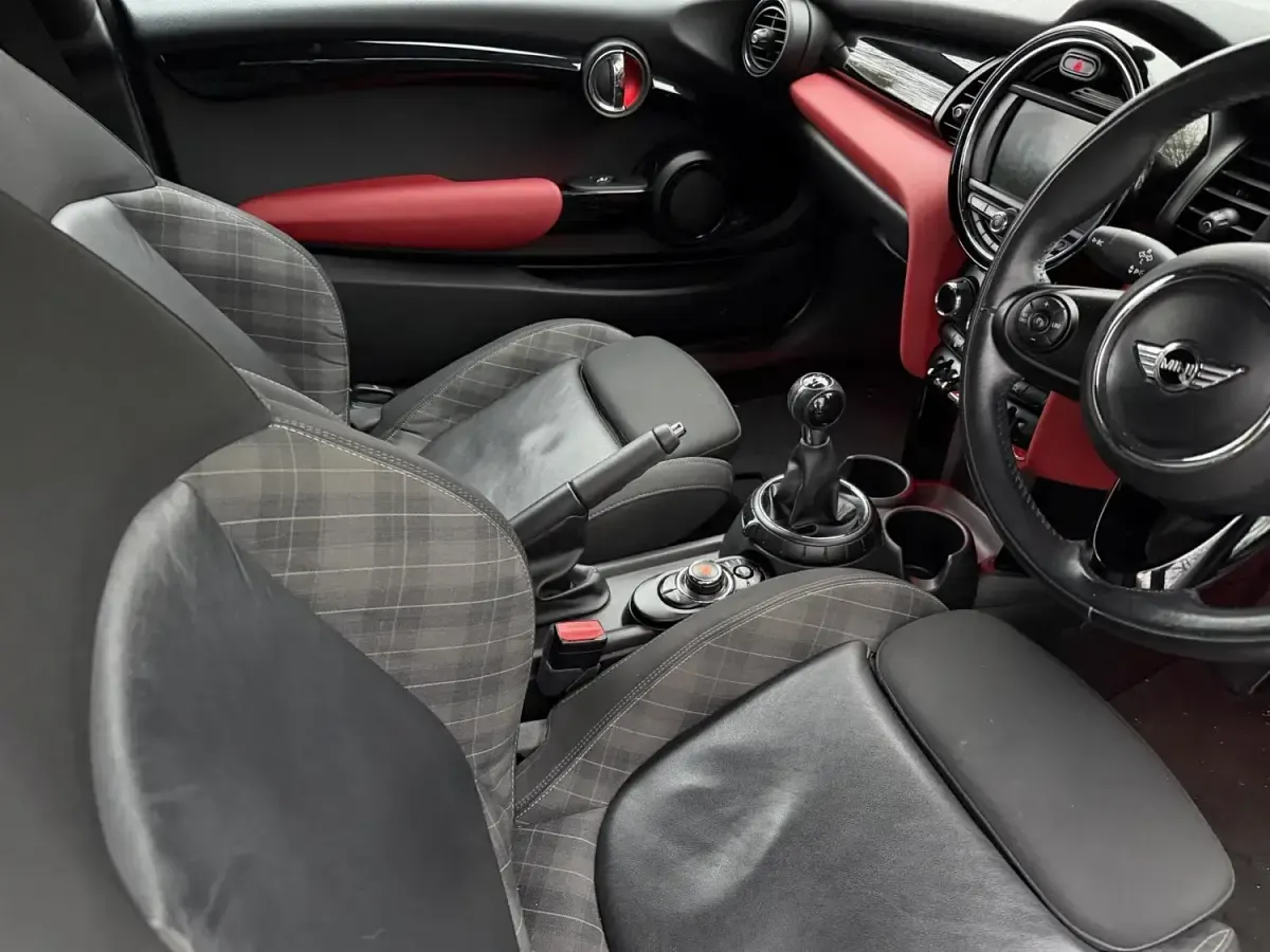Usado Mini Cooper Hatch 136 CV (100 kW) 2017 Negro Utilitario