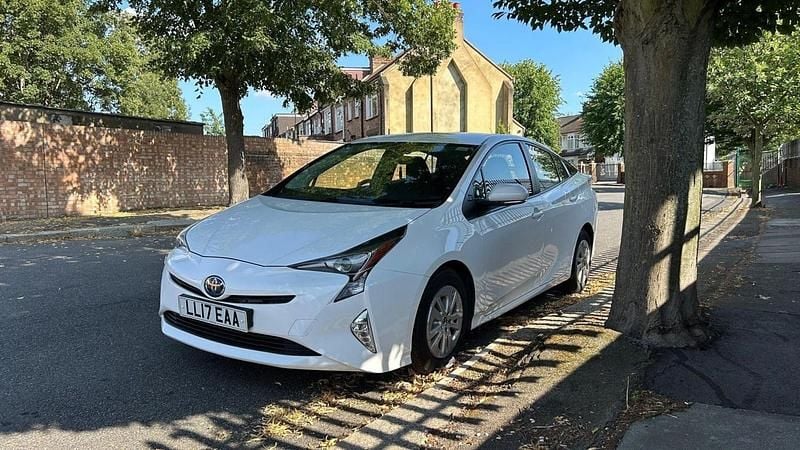 White Used 2017 Toyota Prius Active Hatchback | £8,990 (Super price) - Image 1/4