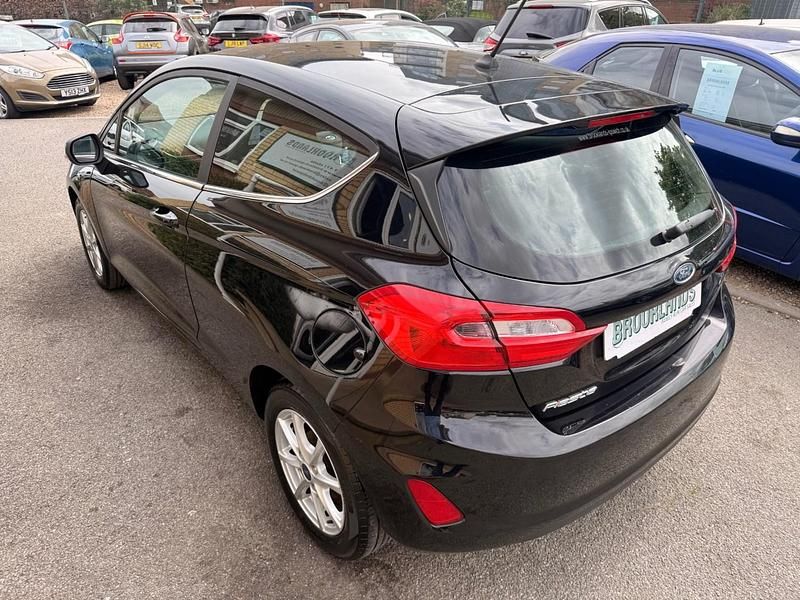 Usado Ford Fiesta Zetec 70 HP (51 kW) 2018 Preto Citadino