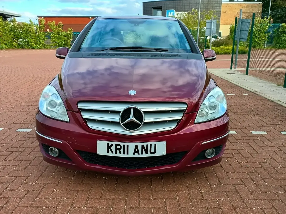 Used Mercedes B200 SE 2011 Red MPV