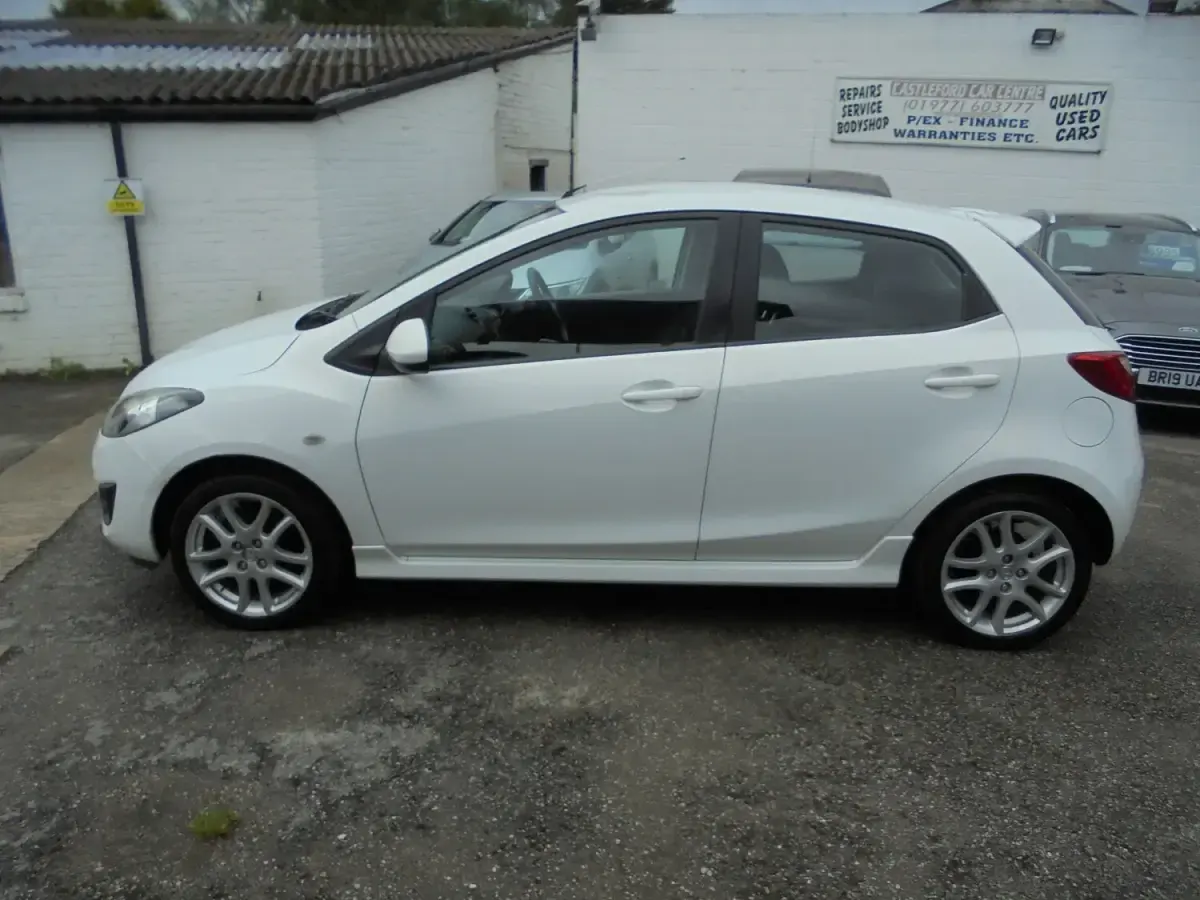 Used Mazda 2 2011 White Hatchback