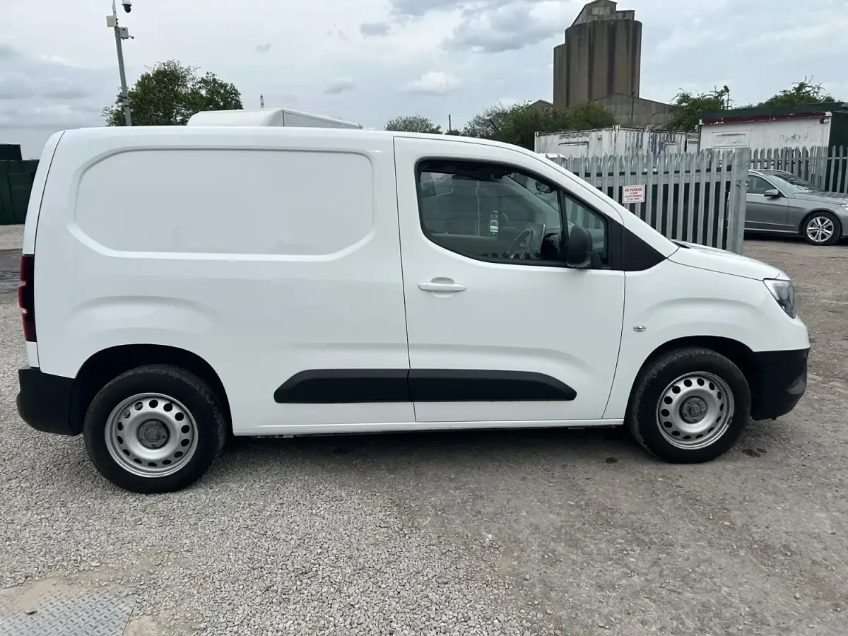 Second-hand Vauxhall Combo S 130 CP (95 kW) 2022 Alb Monovolum