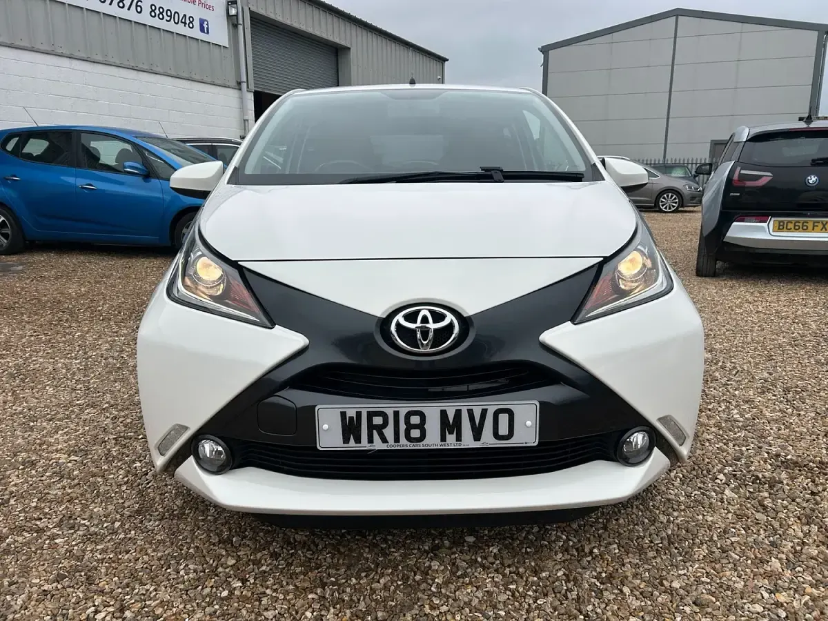 Used Toyota Aygo x-style 2018 White Hatchback