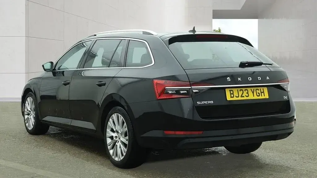 Usado Skoda Superb SE L 218 CV (160 kW) 2023 Negro Familiar