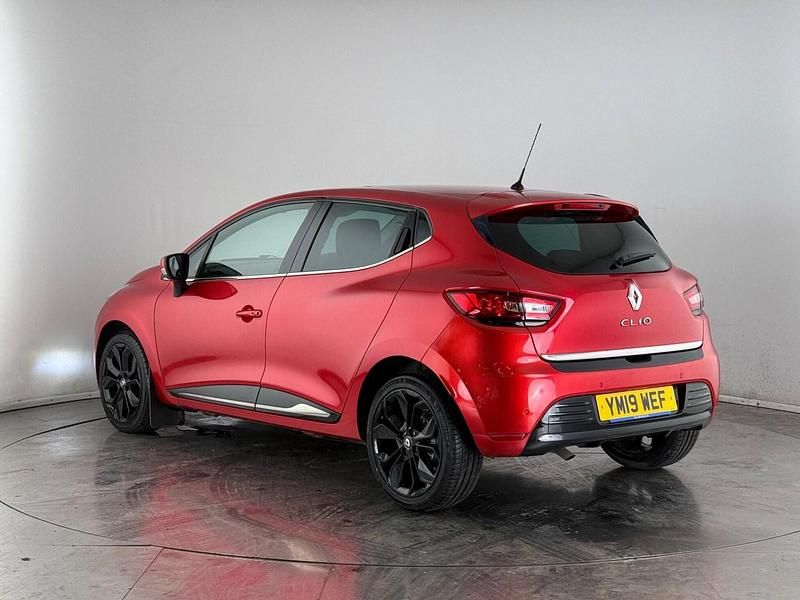 Używany Renault Clio IV Iconic 90 KM (66 kW) 2019 Czerwony Hatchback
