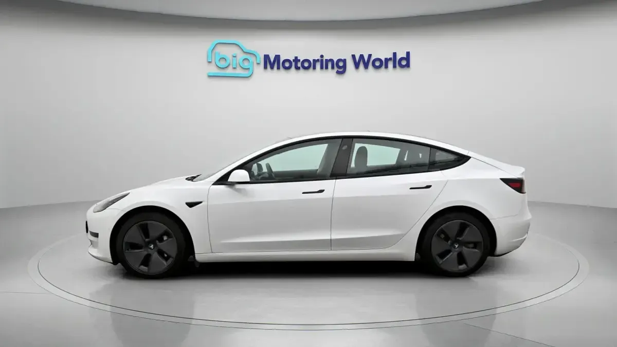 Used Tesla Model 3 Standard Range Plus 222 kW (302 HP) 2021 White Sedan