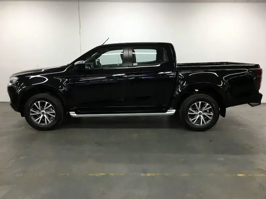 New Isuzu D-Max 2025 Black Pickup