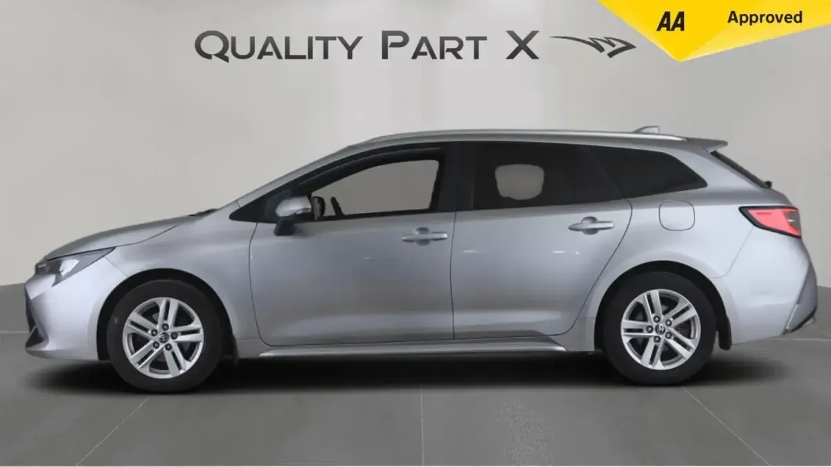 Usado Toyota Corolla 2023 Plateado Familiar