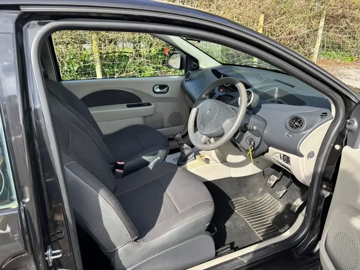 Used Renault Twingo Extreme 58 HP (42 kW) 2008 Black Hatchback