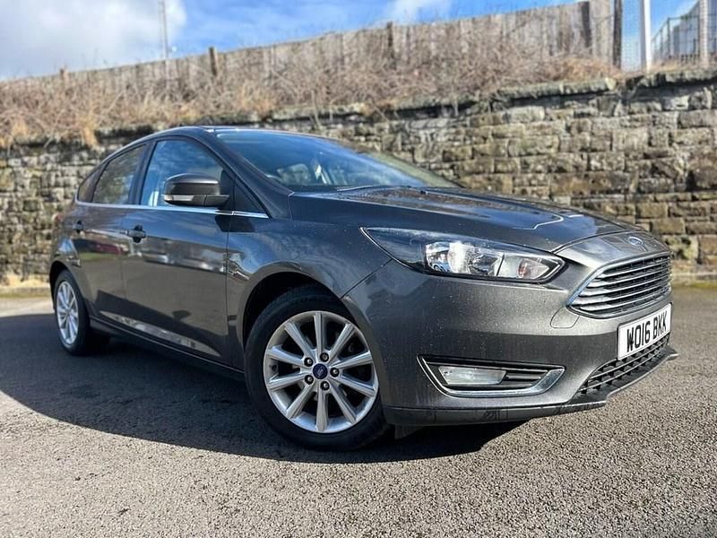 Used Ford Focus Titanium 125 HP (91 kW) 2016 Grey Hatchback