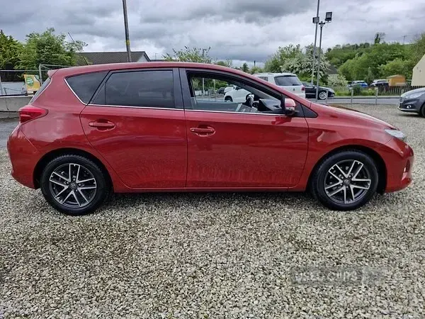 Used Toyota Auris 90 HP (66 kW) 2015 Red Hatchback