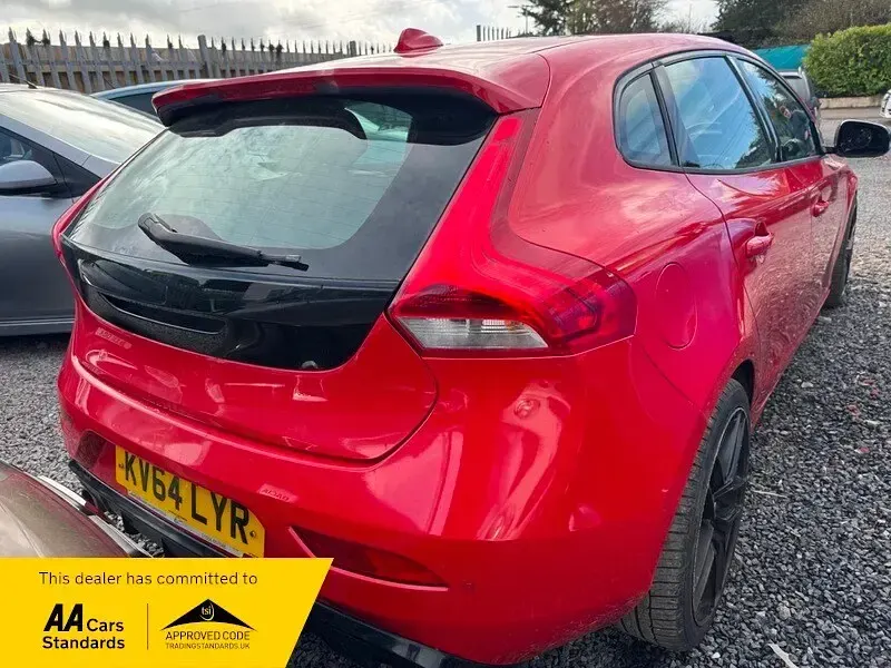 Used Volvo V40 R-Design 190 HP (139 kW) 2014 Red Hatchback