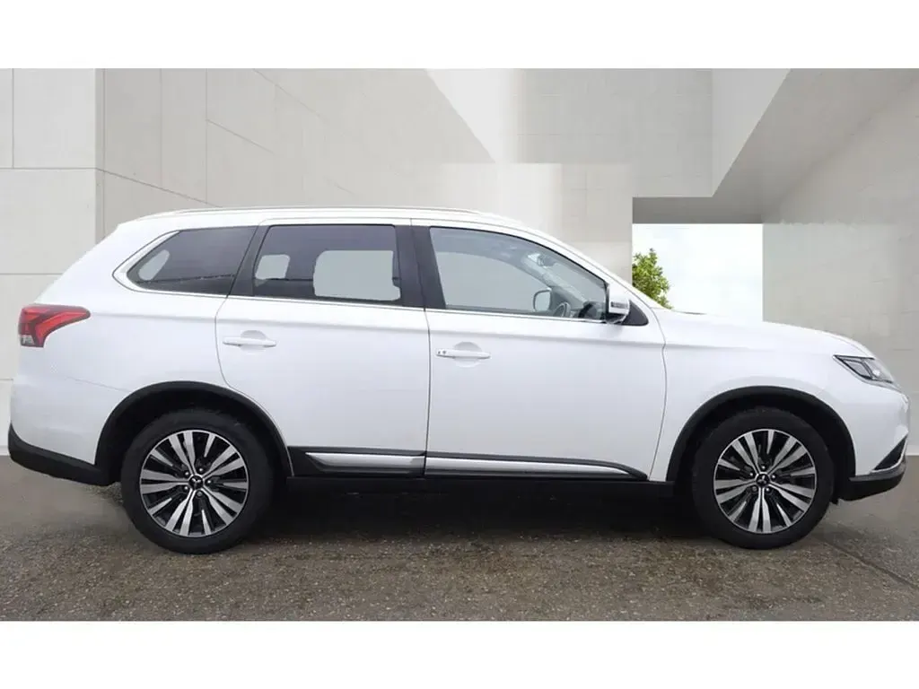 Used Mitsubishi Outlander 150 HP (110 kW) 2020 White SUV