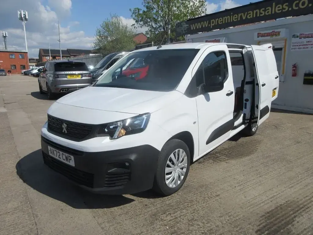 Second-hand Peugeot Partner Premium 100 CP (73 kW) 2022 Alb Monovolum