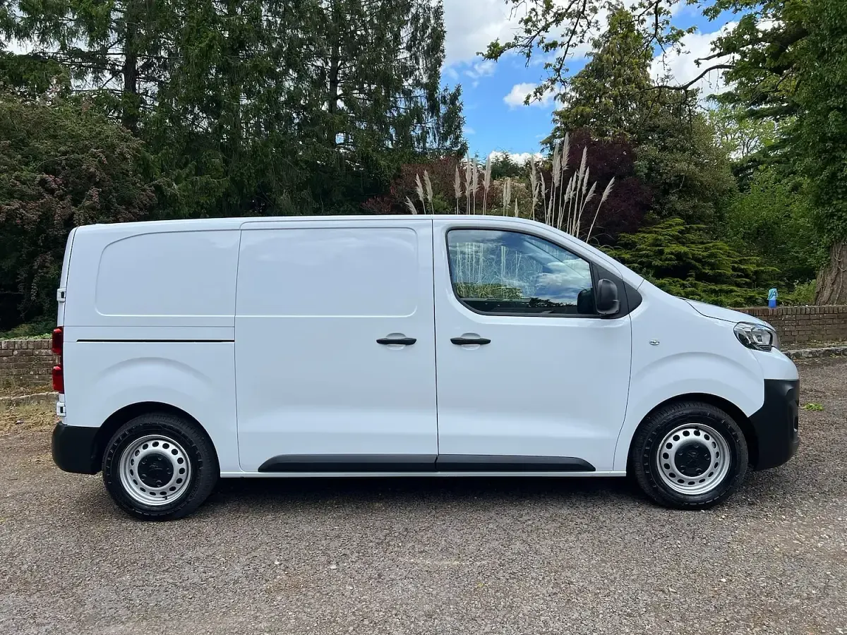 Used Peugeot e-Expert 75 kW (102 HP) 2024 White Van