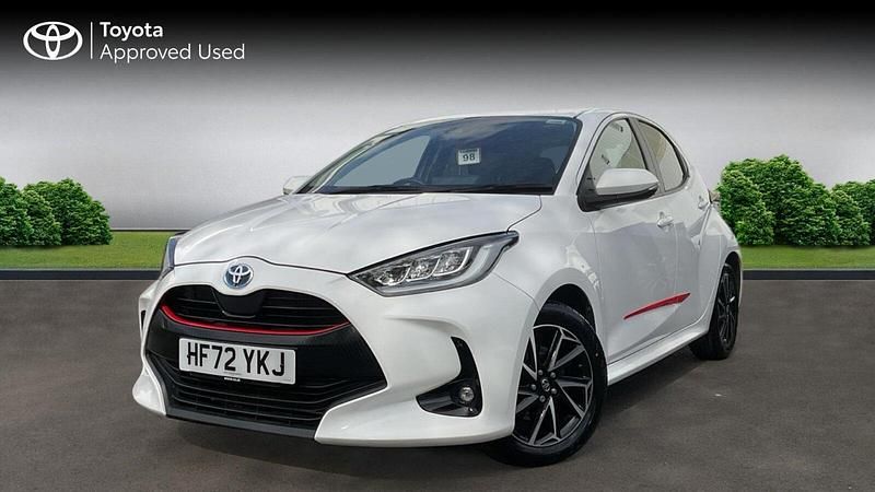 Used Toyota Yaris Hybrid Design 116 HP (85 kW) 2022 White Hatchback