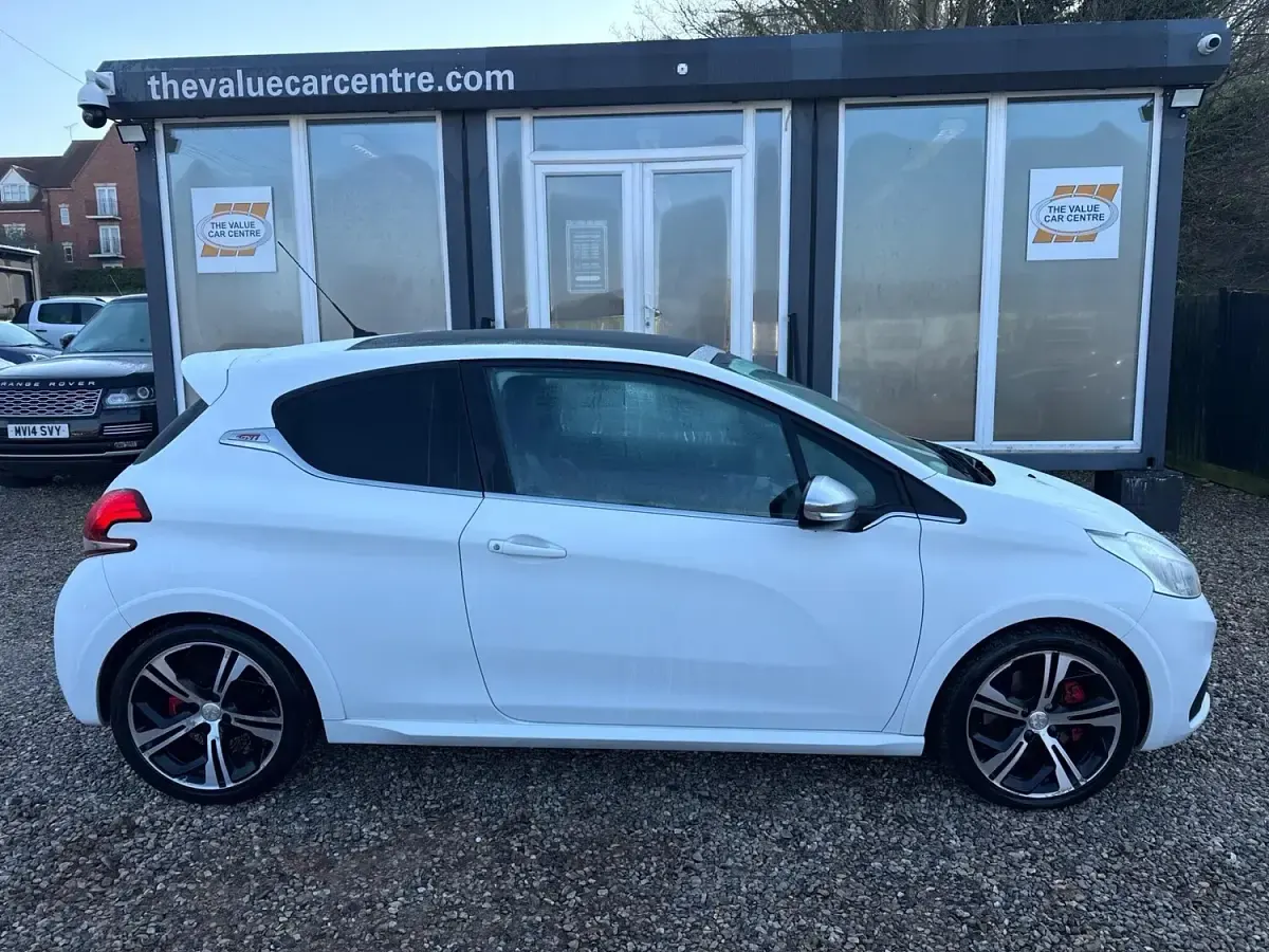 Used Peugeot 208 Prestige 208 HP (152 kW) 2018 White Hatchback