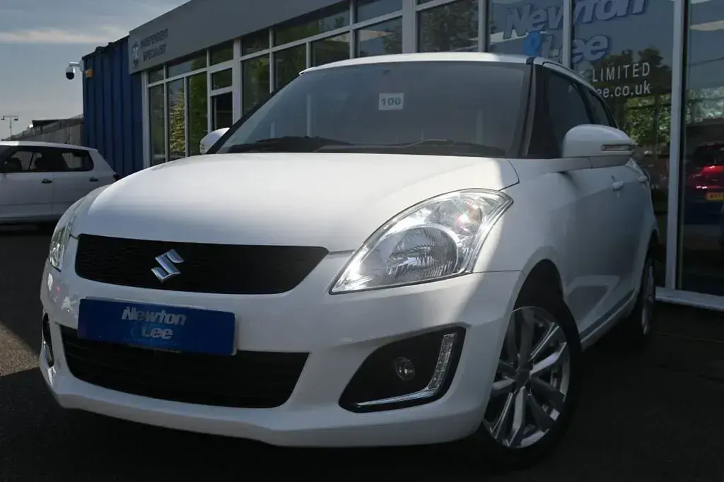 Used Suzuki Swift SZ4 94 HP (69 kW) 2016 White Hatchback