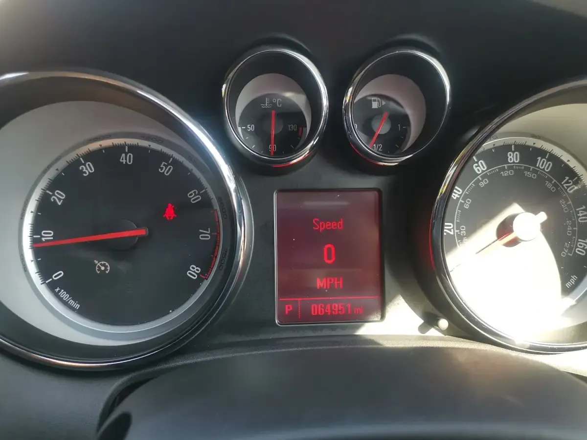 Used Vauxhall Astra GTC SRi 138 HP (101 kW) 2014 White Hatchback
