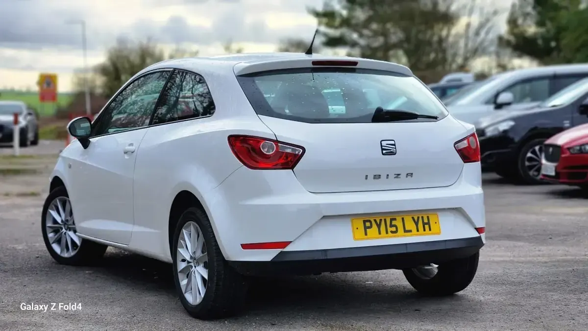 Usado Seat Ibiza Sport 85 HP (62 kW) 2015 Branco Citadino