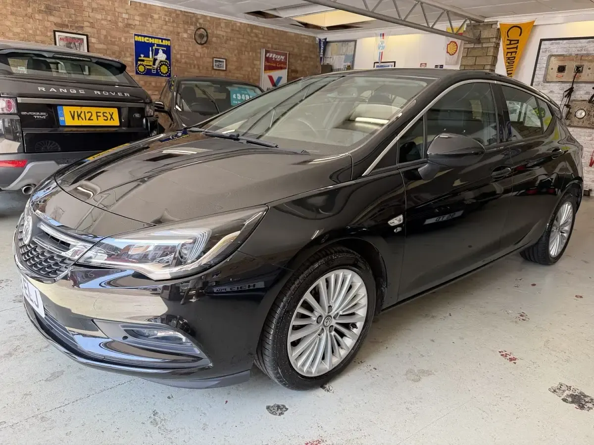 Used Vauxhall Astra Elite 200 HP (147 kW) 2018 Black Hatchback