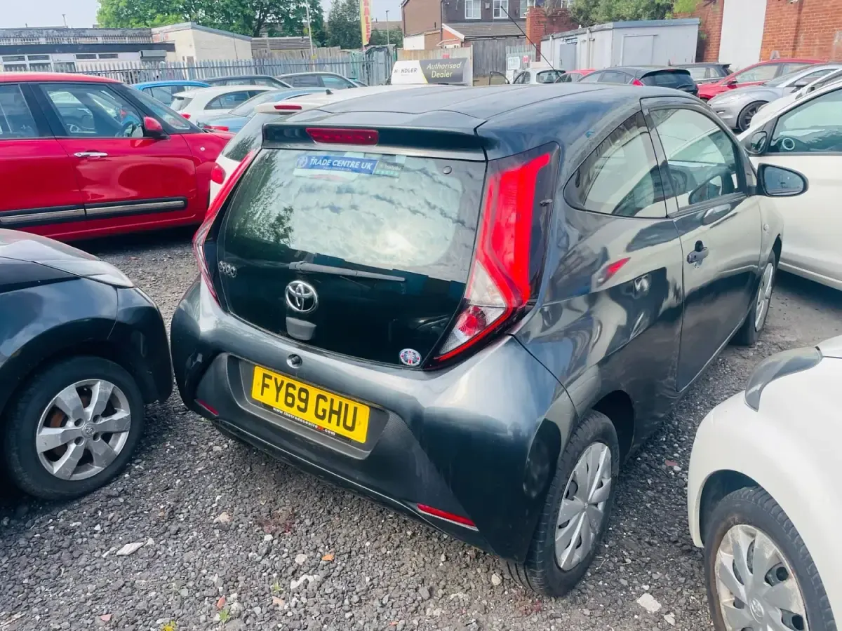 Usado Toyota Aygo 72 CV (52 kW) 2019 Gris Utilitario