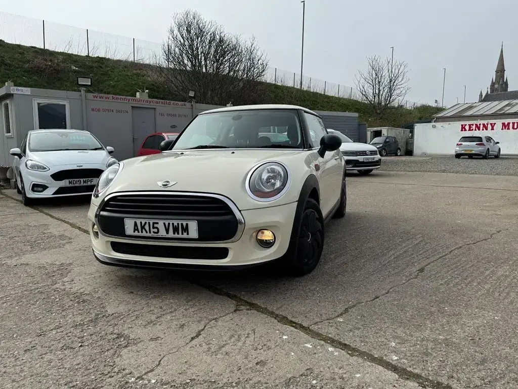 Begagnad Mini ONE Hatch 102 HK (75 kW) 2015 Vit Halvkombi