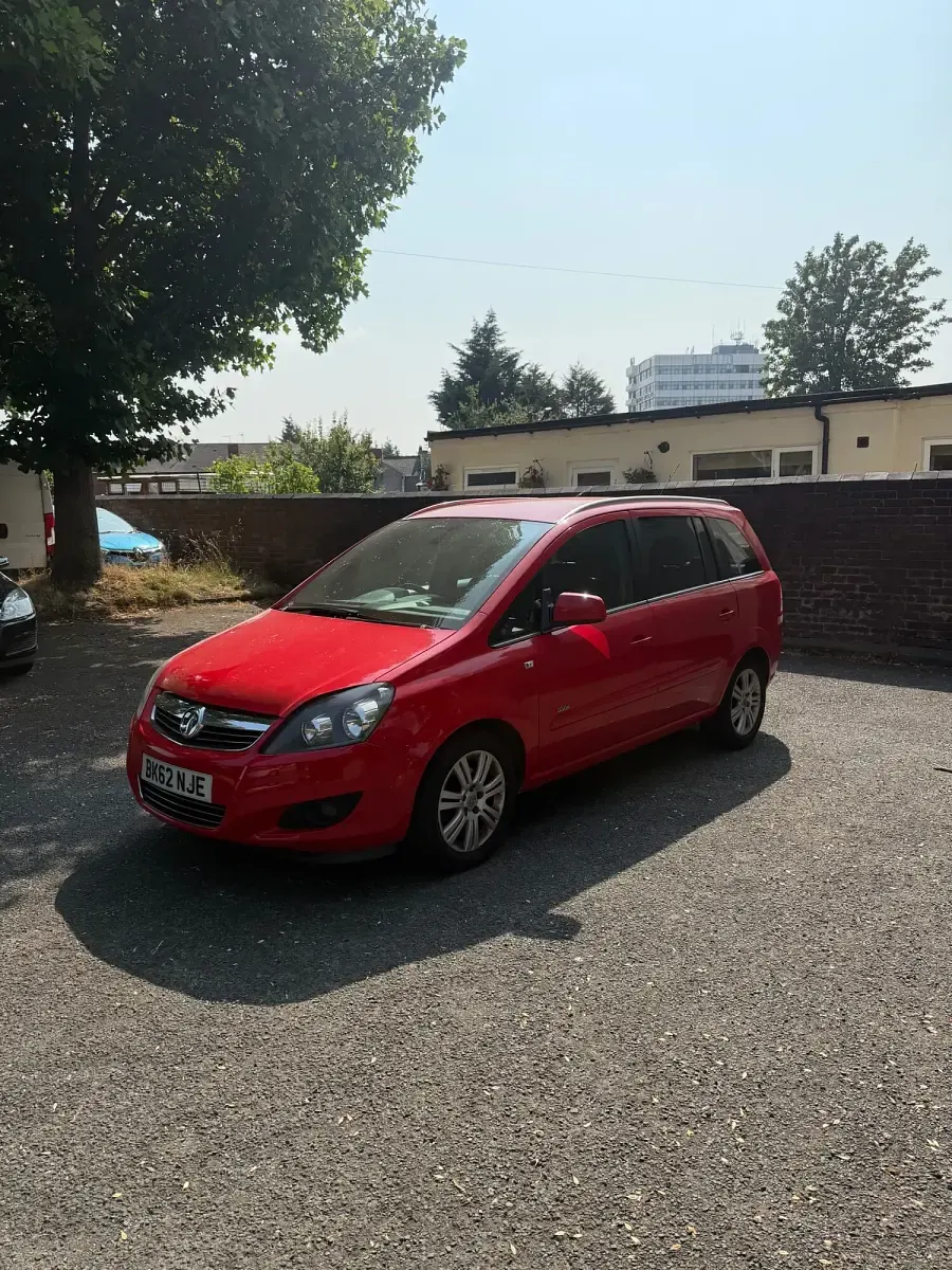 Used Vauxhall Zafira Design Edition 115 HP (84 kW) 2012 Red MPV