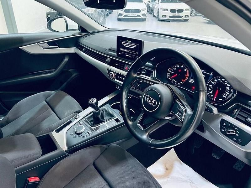 Begagnad Audi A4 Sport 150 HK (110 kW) 2016 Vit Sedan