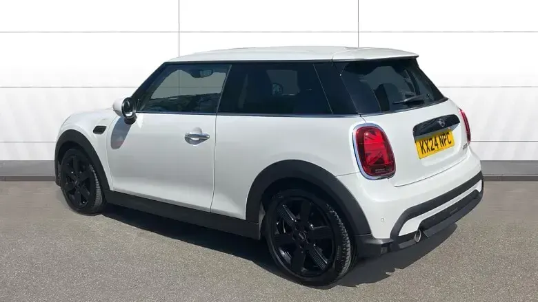 Begagnad Mini Cooper Classic 136 HK (100 kW) 2024 Vit Halvkombi