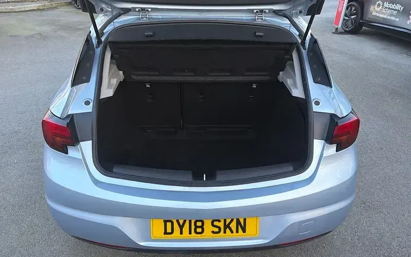 Używany Vauxhall Astra Design Edition 101 KM (74 kW) 2018 Srebrny Hatchback