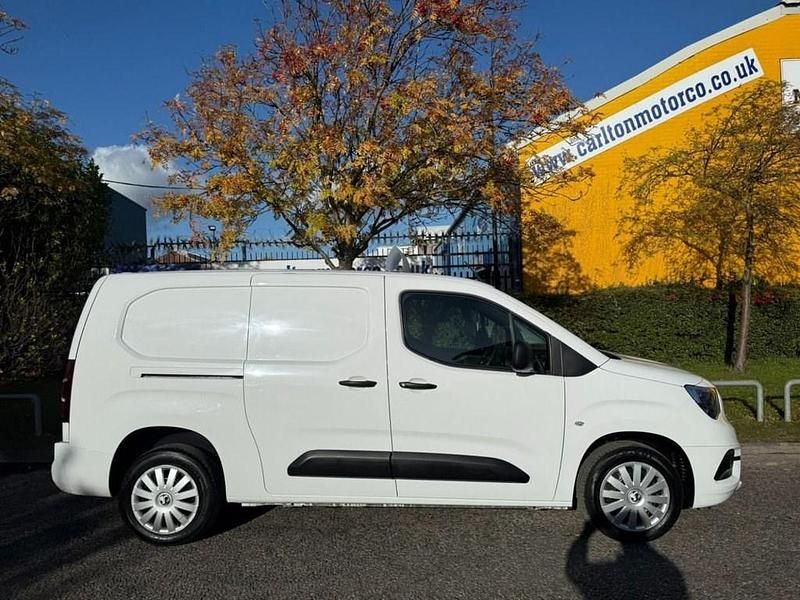 Used Vauxhall Combo Sportive 100 HP (73 kW) 2020 White MPV