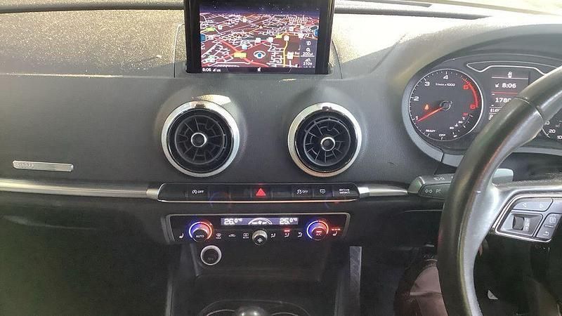 Begagnad Audi A3 Sport 2017 Grå Sedan