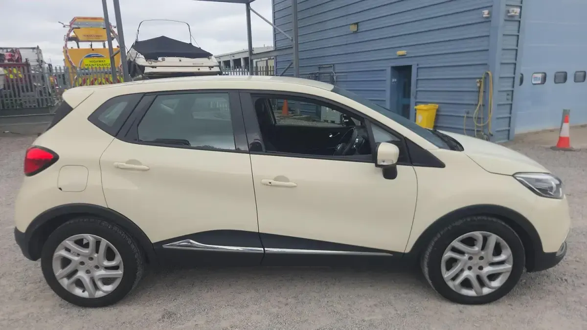 Used Renault Captur Dynamique 90 HP (66 kW) 2014 Cream SUV